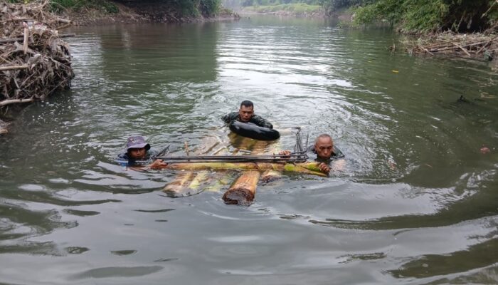 Rakit Pisang Jadi Andalan Bangun Jembatan Garuda