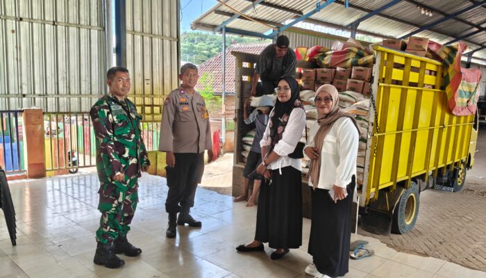 Pastikan Tepat Sasaran, Bhabinkamtibmas Desa Ai Mual Kawal Penyaluran Bantuan Pangan Bulog