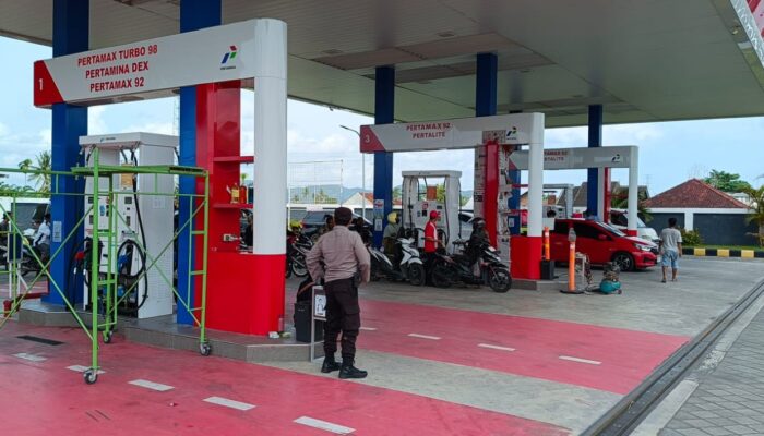 Cegah Penumpukan Kendaraan, Polsek Labuapi Intensifkan Patroli SPBU Demi Kenyamanan Pengendara