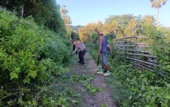 Bhabinkamtibmas Desa Tarusa Ajak Warga Gotong Royong Bersihkan Sampah dan Semak Belukar