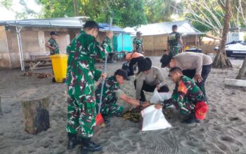Sinergi Lintas Sektor Bersihkan Pantai Loco Senggigi