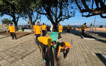 Bersih Pantai Ampenan Rutin, Ditpolairud Polda NTB Ajak Masyarakat Peduli Lingkungan