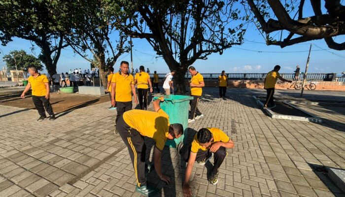 Bersih Pantai Ampenan Rutin, Ditpolairud Polda NTB Ajak Masyarakat Peduli Lingkungan