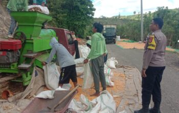 Bhabinkamtibmas Desa Bara Pantau Penggilingan Jagung Warga, Dukung Ketahanan Pangan Nasional