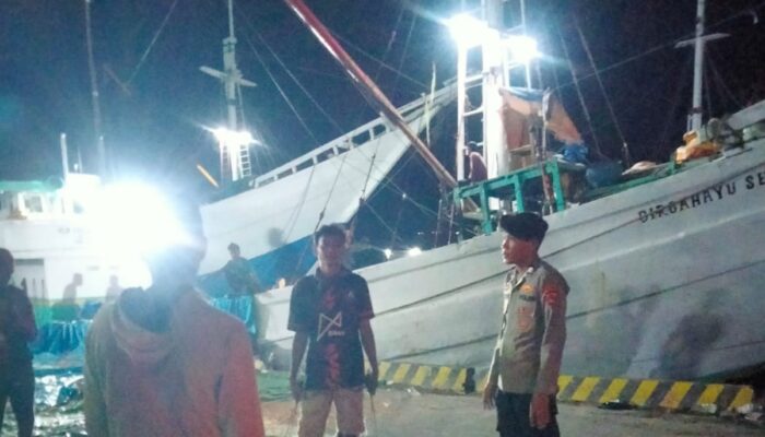 Patroli Malam Humanis, Polsek Pelabuhan Bima Sapa Buruh dan Warga