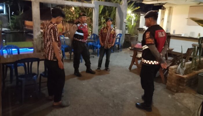 Waspada Jam Rawan, Polres Lombok Barat Sisir Desa Bagek Polak Demi Jaga Keamanan Warga