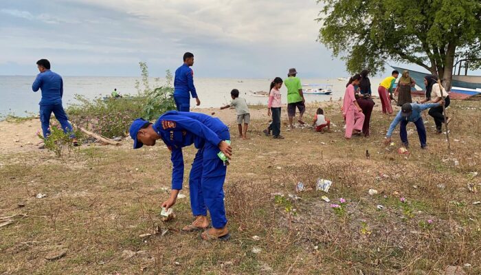 PERSONEL KAPAL POLISI XXI-2014 GOTONG ROYONG BERSIH PANTAI BERSAMA MASYARAKAT DI SUMBAWA
