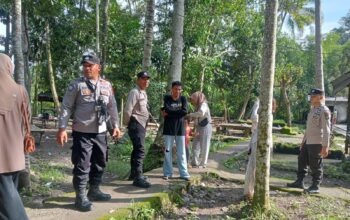 Sambangi Kawasan Wisata di Wilayah Hukumnya Polsek Madapangga Pastikan Kenyamanan Masyarakat Yang Menikmati Liburan