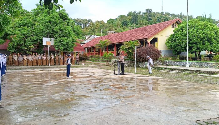 Polres Bima Kota Jadikan Pembina Upacara di Sekolah, Ajak Pelajar Jadi Generasi Disiplin dan Taat Hukum