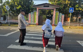 Polsek Sekongkang Intensifkan Rawan Pagi, Personel Bantu Pelajar Menyeberang Jalan