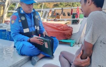 Sat Polairud Polres Bima Kota Patroli Perairan Teluk Bima, Periksa Kapal Nelayan