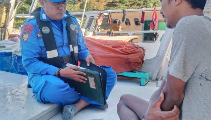 Sat Polairud Polres Bima Kota Patroli Perairan Teluk Bima, Periksa Kapal Nelayan