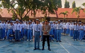 KAPOLSEK DOMPU JADI PEMBINA UPACARA DAN SERAHKAN PENGHARGAAN SISWA BERPRESTASI DI SMKN 1 DOMPU