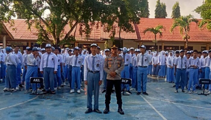 KAPOLSEK DOMPU JADI PEMBINA UPACARA DAN SERAHKAN PENGHARGAAN SISWA BERPRESTASI DI SMKN 1 DOMPU