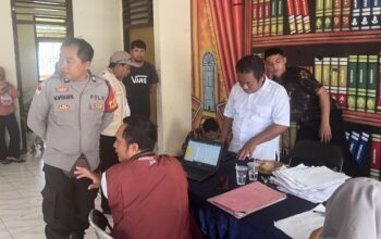 Polsek Sekotong Pantau Pembagian Kartu Keluarga Sejahtera