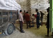 Bhabinkamtibmas Dampingi Petani Kirim Hasil Panen Jagung