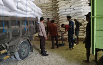 Bhabinkamtibmas Dampingi Petani Kirim Hasil Panen Jagung