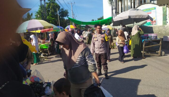 Bhabinkamtibmas Desa Surabaya Laksanakan Pengamanan Pasar Senin dan Pengaturan Arus Lalu Lintas