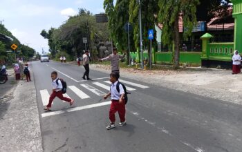 Personel Polsek Suela Lakukan Pengaturan Arus Lalu Lintas dan Bantu Penyeberangan Siswa