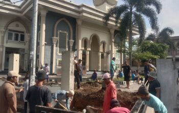 Tiga Bhabinkamtibmas Polsek Sikur Gotong Royong Bersama Warga di Masjid Islahul Muslimin