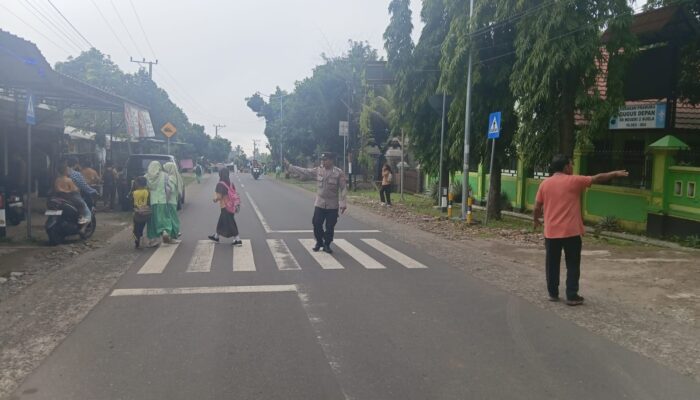 Personel Polsek Suela Laksanakan Pengaturan Lalu Lintas Di Depan SDN 02 Suela