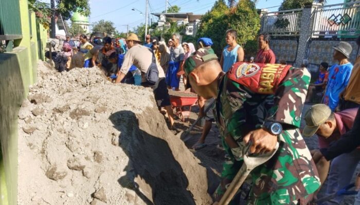 Babinsa Narmada Bersama Warga Timbun Area Pemakaman Umum