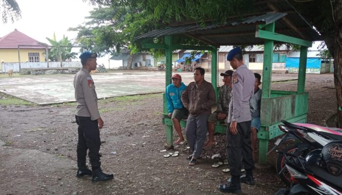“Polisi Peduli” Satpolairud Polres Bima Kabupaten Berbaur dan Bantu Kegiatan Petani