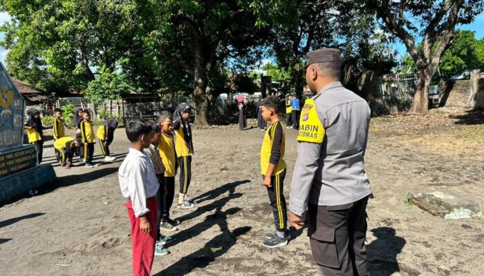 “Polisi Peduli” Bhabinkamtibmas Polsek Tambora Melatih PBB Pelajar SD Persiapan Upacara Hardiknas 2026