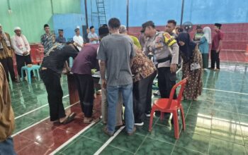 Bhabinkamtibmas Desa Rempe Dampingi Sunat Massal, 10 Anak Ikuti Kegiatan dengan Lancar