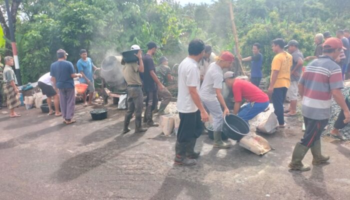 Dari Ember ke Harapan: Warga Gangga Tumpah Ruah Bangun Jembatan Garuda