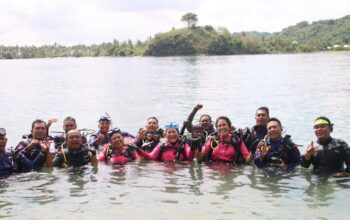 Menjaga Nafas Bawah Laut Lombok Barat: Bhayangkari NTB Pimpin Penanaman Terumbu Karang di Momen Hari Bumi