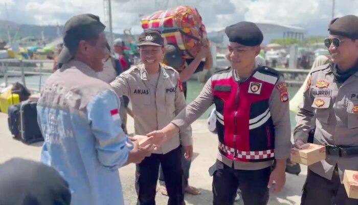 Sentuhan Humanis,  Polres Bima Kota Bagikan Snack kepada Buruh Pikul di Hari Buruh