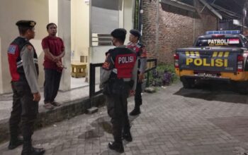 Waspada Jam Rawan Kriminalitas, Personel Polres Lombok Barat Sisir Pemukiman Padat Penduduk di Labuapi