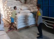 Polri Kawal Distribusi Jagung Petani di Lombok Barat