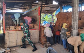 Dari Angkut Batu Bata, Terjalin Kedekatan TNI dan Rakyat