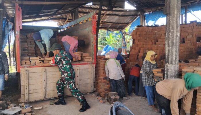Dari Angkut Batu Bata, Terjalin Kedekatan TNI dan Rakyat