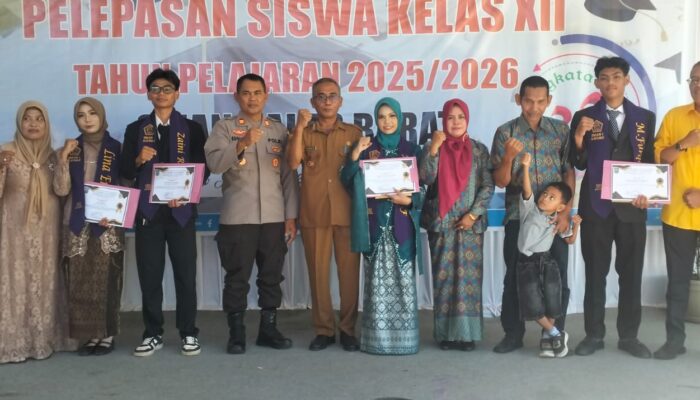 Hadir Dalam Pelepasan Siswa SMAN 1 Alas Barat, Kapolsek Berikan Motivasi dan Antisipasi Konvoi Lulusan