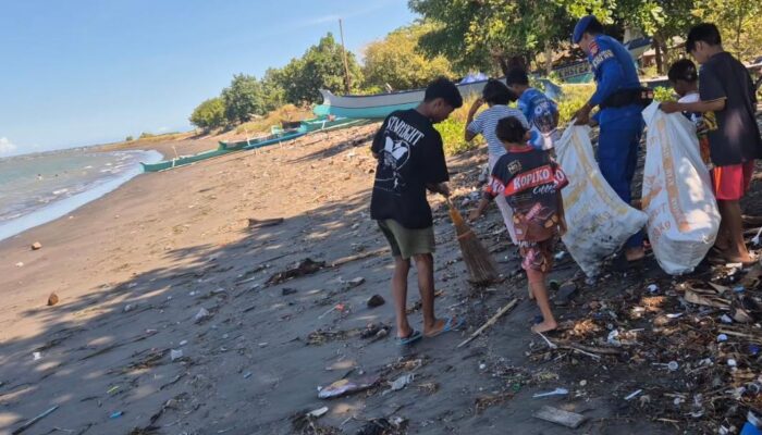 Simponi Dit Polairud Polda NTB Bersama Generasi Maritim Bersihkan Pantai Tanjung Luar