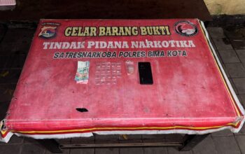 Edarkan Shabu di Desa Nae, Pria 29 Tahun Dibekuk Sat Resnarkoba Polres Bima Kota  Kota Bima, NTB – Satuan Reserse Narkoba (Sat Resnarkoba) Polres Bima Kota kembali berhasil mengungkap kasus peredaran narkotika jenis shabu di wilayah hukumnya. Seorang terduga pelaku berhasil diamankan dengan barang bukti sebanyak 19 poket shabu siap edar dengan berat bruto 4,04 gram.  Pengungkapan tersebut terjadi pada hari Senin, 04 Mei 2026 sekitar pukul 21.00 Wita, bertempat di RT 003 RW 002 Desa Nae, Kecamatan Sape, Kabupaten Bima.  Terduga pelaku diketahui berinisial AN (29), seorang wiraswasta, warga Desa Nae, Kecamatan Sape, Kabupaten Bima.  Kapolres Bima Kota AKBP Mubiarto, S.I.K., M.M., melalui Kasat Resnarkoba AKP Jahyadi Sibawaih, S.H., menjelaskan bahwa pengungkapan tersebut berawal dari informasi masyarakat yang menyebutkan sering terjadinya transaksi narkotika jenis shabu di wilayah tersebut.  “Menindaklanjuti informasi tersebut, Tim Opsnal Sat Resnarkoba Polres Bima Kota langsung melakukan penyelidikan hingga memperoleh informasi yang akurat (A1), kemudian melakukan upaya penindakan,” jelasnya.  Saat dilakukan penggerebekan, tim berhasil mengamankan terduga pelaku AN. Dalam proses penggeledahan yang disaksikan oleh masyarakat dan perangkat desa setempat, petugas menemukan barang bukti berupa 19 bungkus plastik klip berisi kristal yang diduga narkotika jenis shabu.  Barang bukti tersebut sempat dibuang oleh terduga pelaku di sekitar lokasi kejadian, namun aksi tersebut terlihat oleh petugas. Terduga pelaku pun mengakui perbuatannya.  Selain itu, petugas juga mengamankan barang bukti lain berupa satu bungkus plastik klip kosong, satu unit handphone merk Vivo warna hitam, serta uang tunai sebesar Rp920.000 yang diduga hasil transaksi.  Dari hasil interogasi awal, terduga pelaku mengaku mendapatkan barang haram tersebut dari seseorang berinisial YU.  Tim kemudian melakukan pengembangan ke rumah yang bersangkutan di lokasi kedua, namun yang bersangkutan tidak berada di tempat. Petugas juga telah melakukan penggeledahan, namun tidak ditemukan barang bukti tambahan.  Selanjutnya, terduga pelaku beserta seluruh barang bukti dibawa ke Mako Polres Bima Kota untuk proses hukum lebih lanjut.  Polres Bima Kota menegaskan komitmennya untuk terus memberantas peredaran narkotika di wilayah hukumnya serta mengimbau masyarakat untuk berperan aktif memberikan informasi terkait aktivitas mencurigakan yang berkaitan dengan penyalahgunaan narkoba.