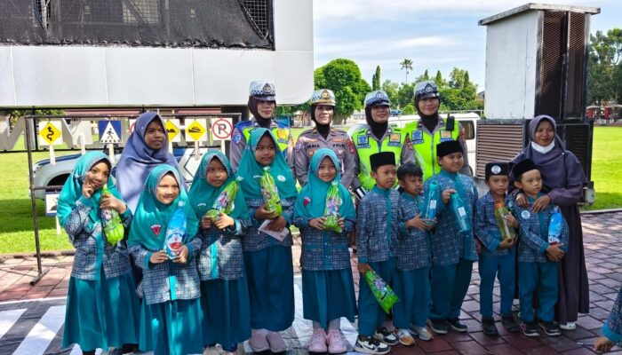 Dit Lantas Polda NTB Gelar Edukasi Lalu Lintas dan Perlindungan Anak Usia Dini bagi Siswa SD IT Yarla Batujai