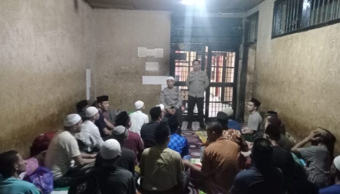 SAT BINMAS POLRES DOMPU BERIKAN PEMBINAAN DAN CERAMAH AGAMA KEPADA PARA TAHANAN