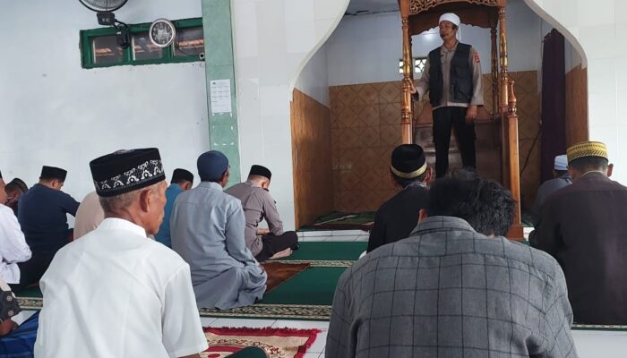 POLSEK KEMPO GELAR SAFARI JUMAT, PERKUAT SILATURAHMI DAN PESAN KAMTIBMAS KEPADA MASYARAKAT