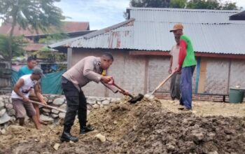 BHABINKAMTIBMAS DESA MATUA BANTU PEMBANGUNAN RUMAH WARGA TERDAMPAK BANJIR, WUJUD KEPEDULIAN DAN RASA KEMANUSIAAN