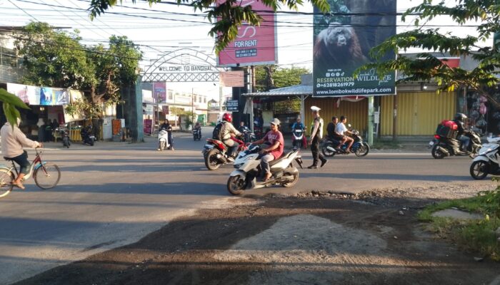 Rawan Pagi, Polsek Pemenang Atur Arus Lalu Lintas di Simpang 4 Pemenang