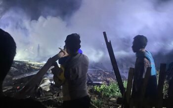 Diduga Konsleting Listrik Rumah Panggung 9 Tiang di Desa Mpili Kecamatan Donggo Ludes Terbakar
