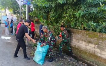 TNI dan Warga Pemenang Bersihkan Jalur Bangsal Bersama