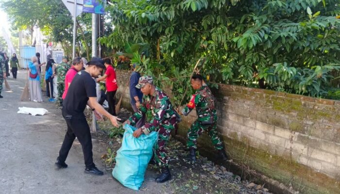 TNI dan Warga Pemenang Bersihkan Jalur Bangsal Bersama