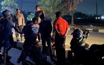 Malam Hari di Kediri Lombok Barat, Polisi Masuk ke Pemukiman Warga Demi Pastikan Situasi Kondusif