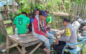 BHABINKAMTIBMAS POLSEK KEMPO SAMBANG PETANI JAGUNG, AJAK WARGA TINGKATKAN KAMTIBMAS DAN KEMANDIRIAN PERTANIAN