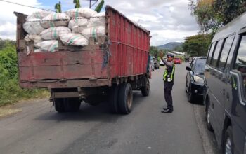 SAT LANTAS POLRES DOMPU LAKSANAKAN PENGAMANAN DAN PENGATURAN LALU LINTAS PADA KEGIATAN PANEN RAYA JAGUNG DI MANGGALEWA